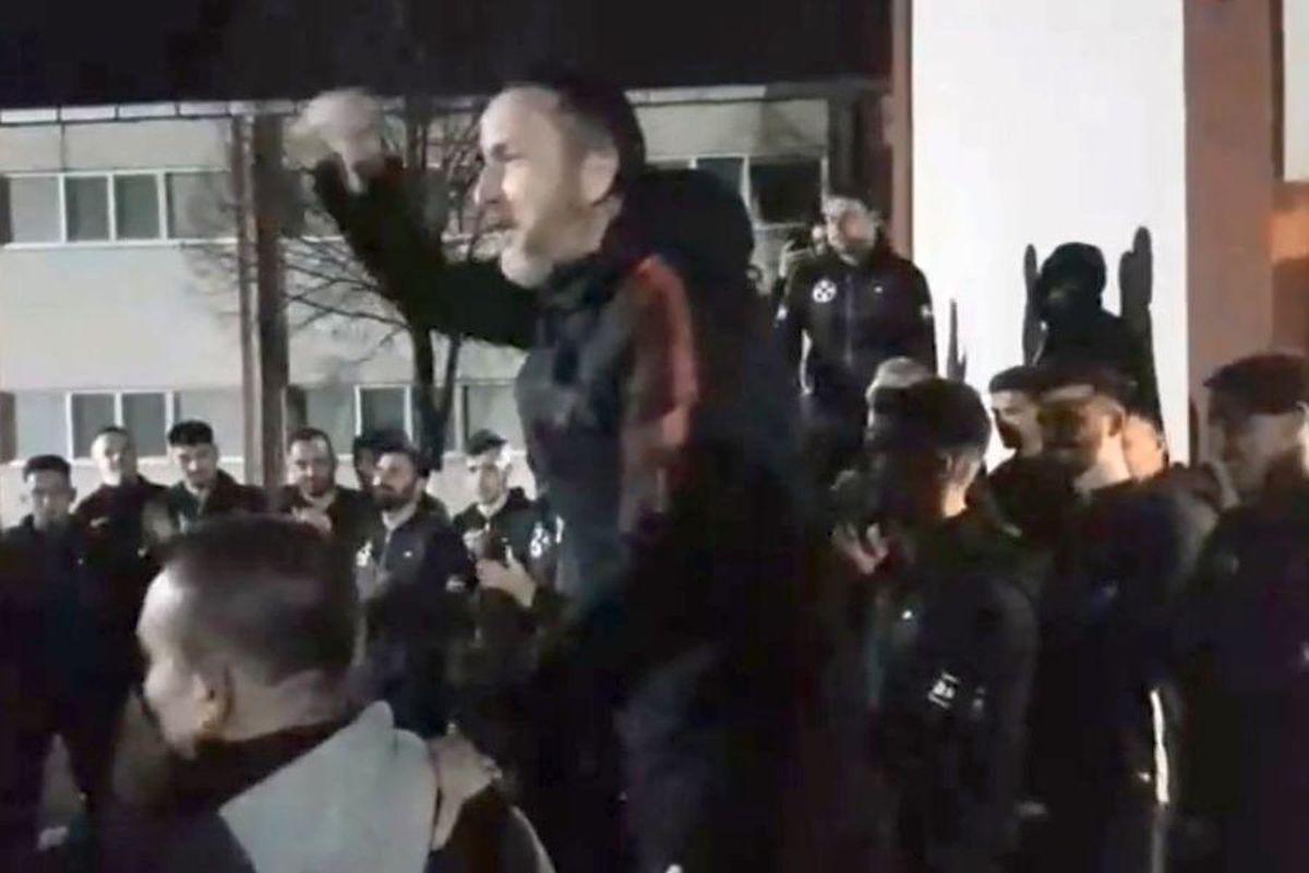 DINAMO - FCSB // VIDEO Fanii au mers peste jucători în cantonament! Liderul Mustață le-a ținut un discurs + MM Stoica a dat startul scandărilor jignitoare