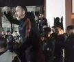 DINAMO - FCSB // VIDEO Fanii au mers peste jucători în cantonament! Liderul Mustață le-a ținut un discurs + MM Stoica a dat startul scandărilor jignitoare
