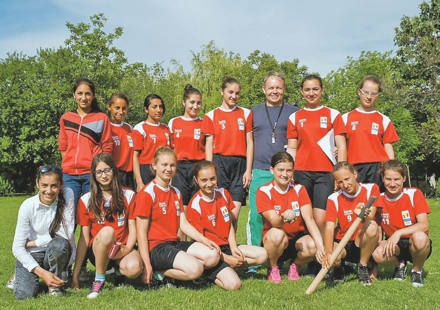 Fetele pe care nea Nelu le-a învățat cum se joacă oina Omul oinei » Nelu Avram, un profesor de sport de la poalele Munților Făgăraș, își face satul cunoscut și își confundă viața cu sportul național al românilor
