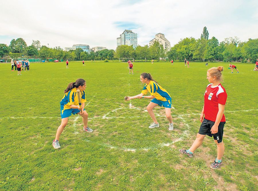 Pe teren, fetele se simt excelent și uită de toate problemele Omul oinei » Nelu Avram, un profesor de sport de la poalele Munților Făgăraș, își face satul cunoscut și își confundă viața cu sportul național al românilor