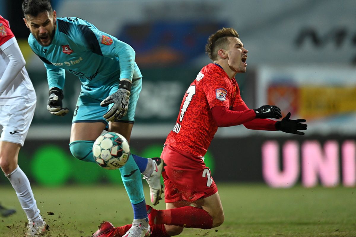 Coach Gigi Becali reinventează fotbalul! Situație incredibilă la FCSB din cauza schimbărilor făcute în timpul meciului cu Hermannstadt