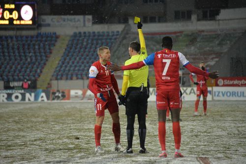 În prima repriză a meciului FC Botoșani - Gaz Metan Mediaș, brigada condusă de Lucian Rusandu a avut de gestionat mai multe momente controversate.
