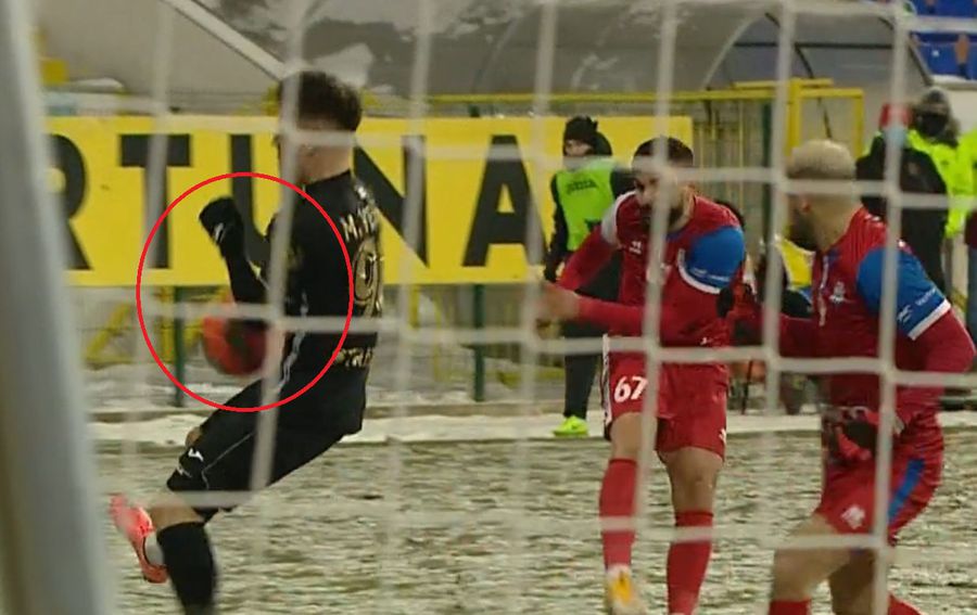 FOTO » Faze controversate în FC Botoșani - Gaz Metan » Cum s-a descurcat arbitrul