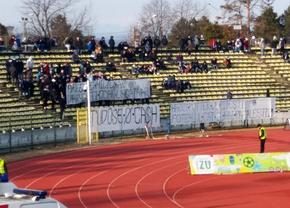 După Prepeliță, suporterii lui FC Argeș l-au luat în colimator și pe sposorul principal: „Aere de milionar, dar ești doar un găinar!”