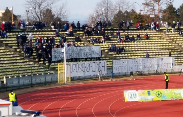 După Prepeliță, suporterii lui FC Argeș l-au luat în colimator și pe sponsorul principal: „Aere de milionar, dar ești doar un găinar!”
