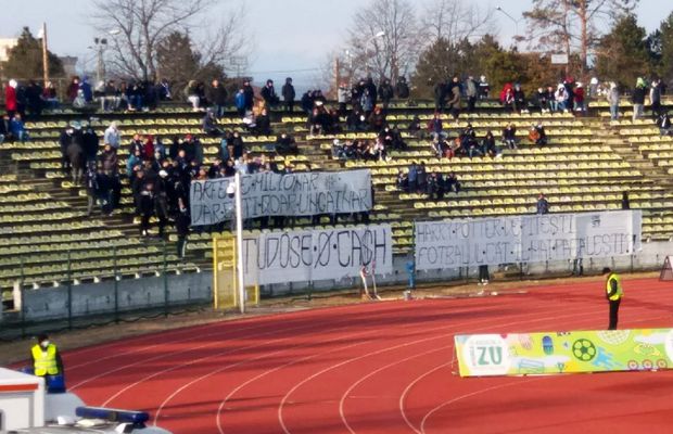 După Prepeliță, suporterii lui FC Argeș l-au luat în colimator și pe sponsorul principal: „Aere de milionar, dar ești doar un găinar!”