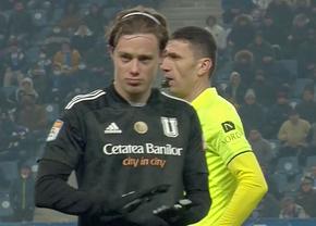 Gest controversat în CSU Craiova - FCU Craiova » Ce le-a arătat arbitrilor un jucător al echipei lui Napoli: „Câți bani?”
