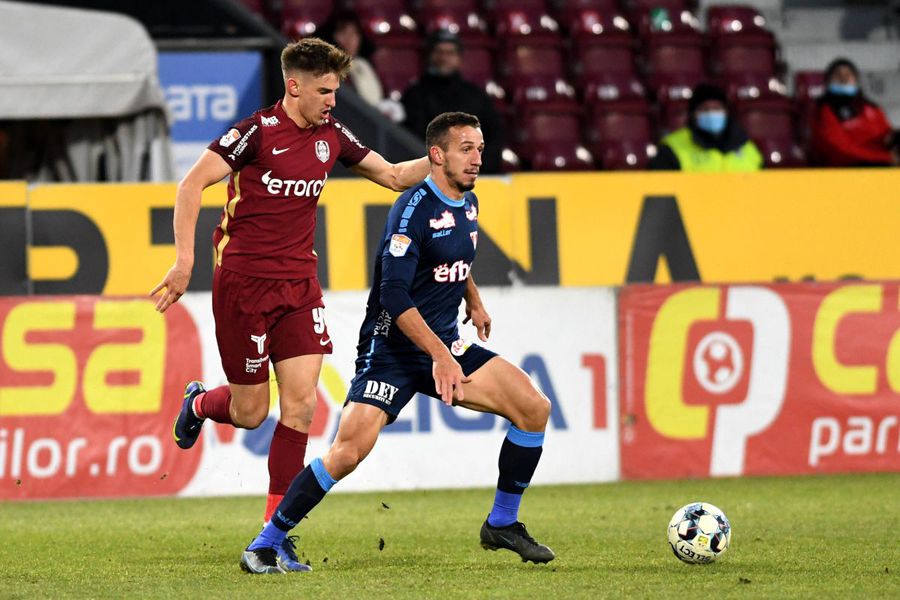 Cătălin Itu, în duel cu Roger, transferat și el de CFR Cluj Foto: Imago Decizie incredibilă a lui Petrescu » Un jucător adus în această iarnă, lăsat în afara listei de Liga 1