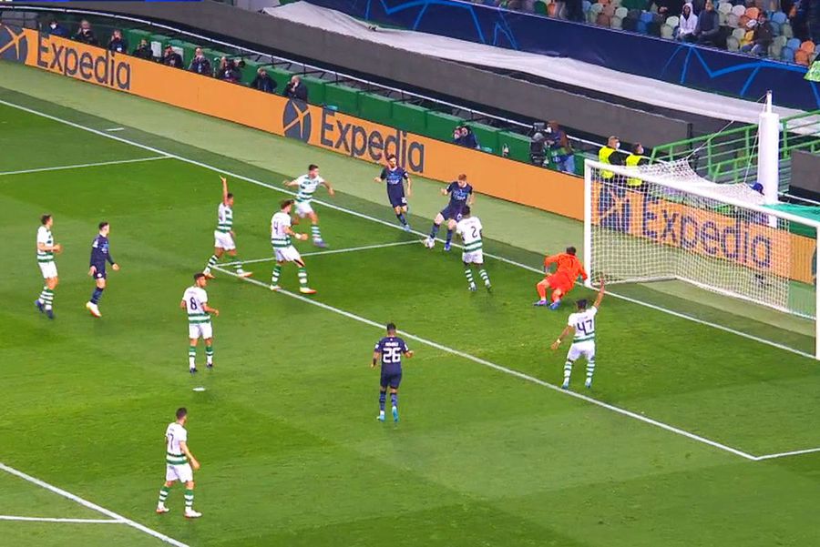 Apărătorii lui Sporting s-au oprit câteva clipe, cerând ofsaid / FOTO: Captură @telekom sport Gol bizar în Sporting - City » Toți jucătorii au crezut că e ofsaid! Decizia VAR