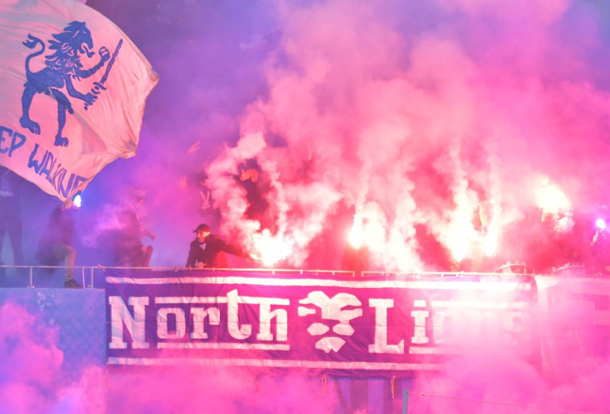 A venit nota de plată după derby-ul Craiovei » Amenzi mari dictate de Jandarmerie după ce ultrașii celor două echipe au oprit meciul de două ori