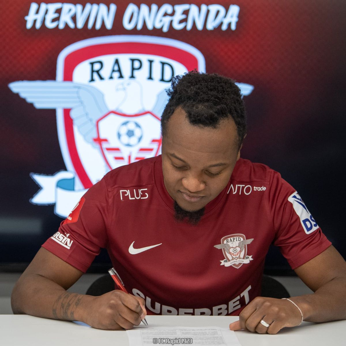 Hervin Ongenda a fost prezentat oficial la Rapid: „Ăsta e fotbalul pe care îmi place să îl joc!”