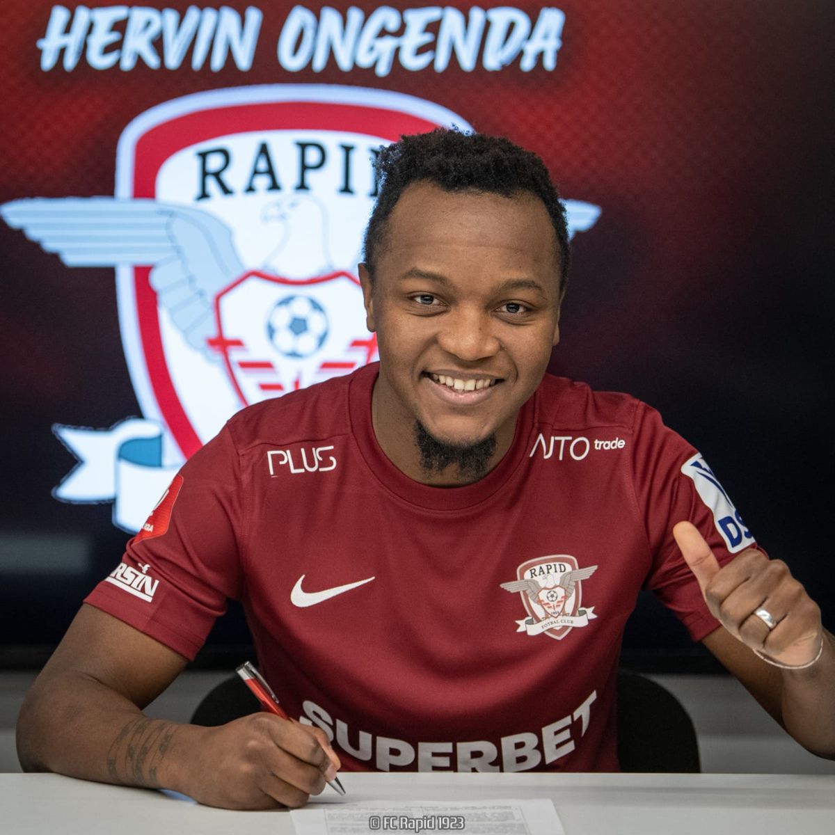 Hervin Ongenda a fost prezentat oficial la Rapid: „Ăsta e fotbalul pe care îmi place să îl joc!”