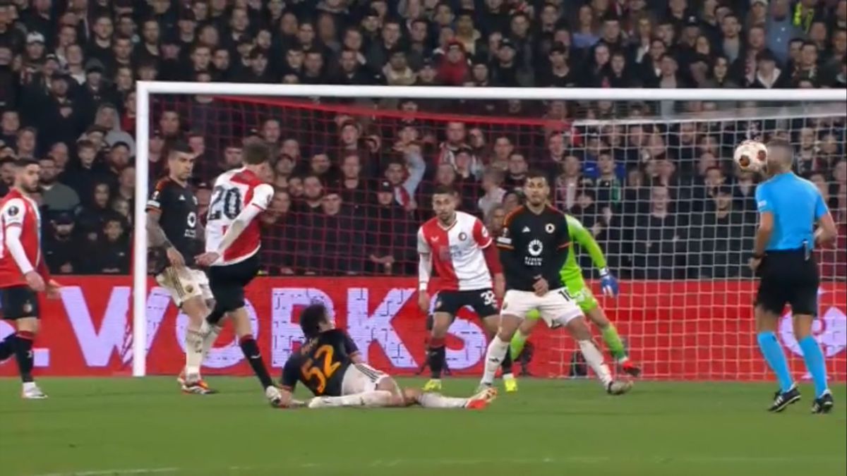 Radu Petrescu a condus meciul serii în Europa League, Feyenoord - Roma » A ieșit în evidență cu un moment imposibil de evitat