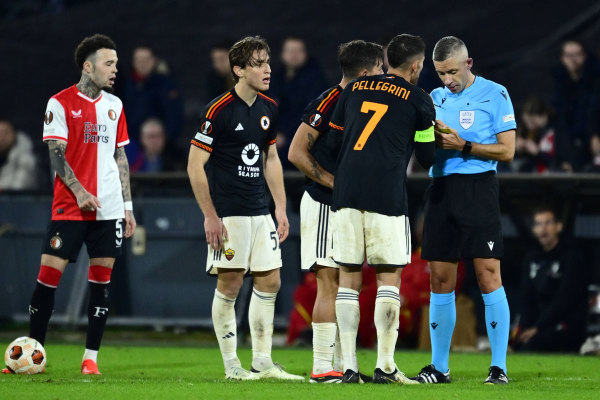 Radu Petrescu a condus meciul serii în Europa League, Feyenoord - Roma » A ieșit în evidență cu un moment imposibil de evitat