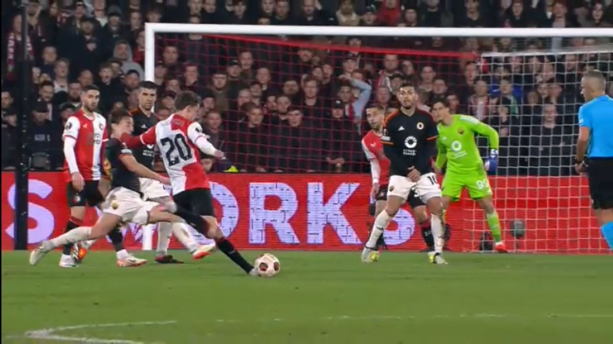Radu Petrescu a condus meciul serii în Europa League, Feyenoord - Roma » A ieșit în evidență cu un moment imposibil de evitat