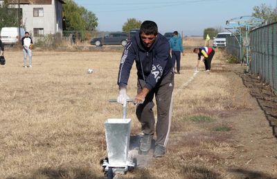 Ce îl așteaptă pe fostul fotbalist de la Bayern Munchen în campionatul județean Giurgiu » „Băi, țărane, vezi că la noi se merge cu drujba pornită și cu sabia cu două tăișuri!"