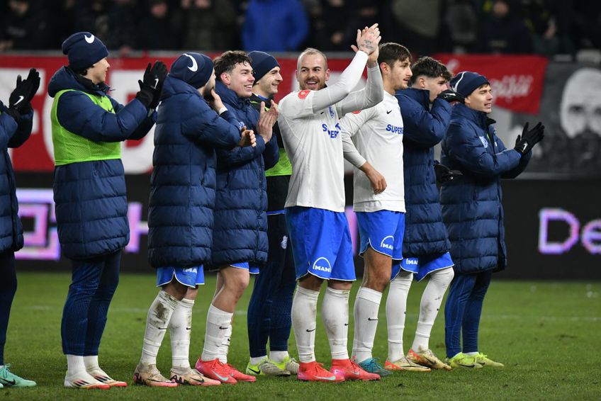 Denis Alibec, atacantul celor de la Farul, a fost inamicul numărul unu al fanilor dinamoviști la finalul meciului din runda #27 din Superliga, în timp ce Gică Hagi a stat la poze cu cei mici.
