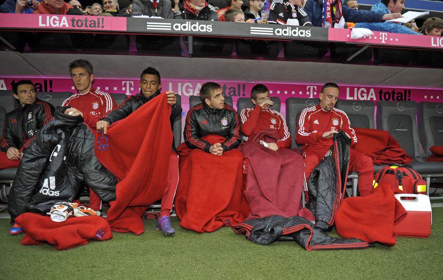 Pranjic, pe banca de rezerve a celor de la Bayern, alături de Ribery, Kroos, Lahm, Butt și Gustavo / foto: Imago Ce îl așteaptă pe fostul fotbalist de la Bayern Munchen în campionatul județean Giurgiu » „Băi, țărane, vezi că la noi se merge cu drujba pornită și cu sabia cu două tăișuri!