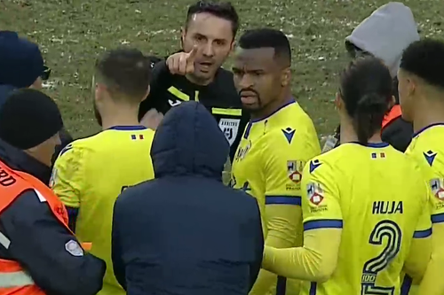 Sergiu Hanca (32 de ani), mijlocașul celor de la Petrolul, a fost eliminat la finalul meciului cu UTA, scor 0-1, din runda #27 din Superliga. Fotbalistul a povestit dialogul purtat cu „centralul” Sebastian Colțescu.