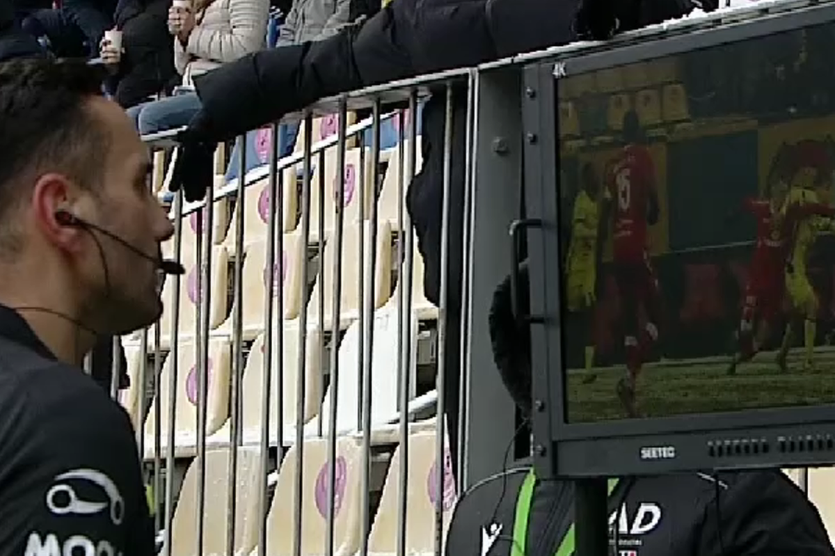 Petroliștii protestează: „N-a fost fault! De ce îl deleagă la meciurile noastre?” » Legătura dintre arbitrul de la camera VAR și un caz de corupție de acum trei ani în care a fost condamnat un fost conducător al „lupilor”