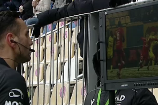 Petroliștii protestează: „N-a fost fault! De ce îl deleagă la meciurile noastre?” » Legătura dintre arbitrul de la camera VAR și un caz de corupție de acum trei ani în care a fost condamnat un fost conducător al „lupilor”