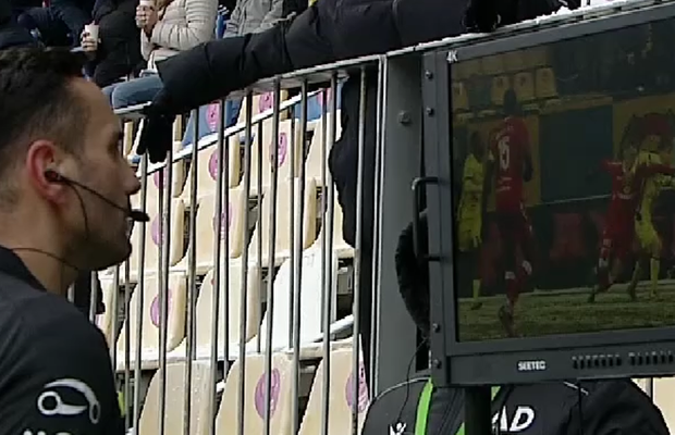 Petroliștii protestează: „N-a fost fault! De ce îl deleagă la meciurile noastre?” » Legătura dintre arbitrul de la camera VAR și un caz de corupție de acum trei ani în care a fost condamnat un fost conducător al „lupilor”