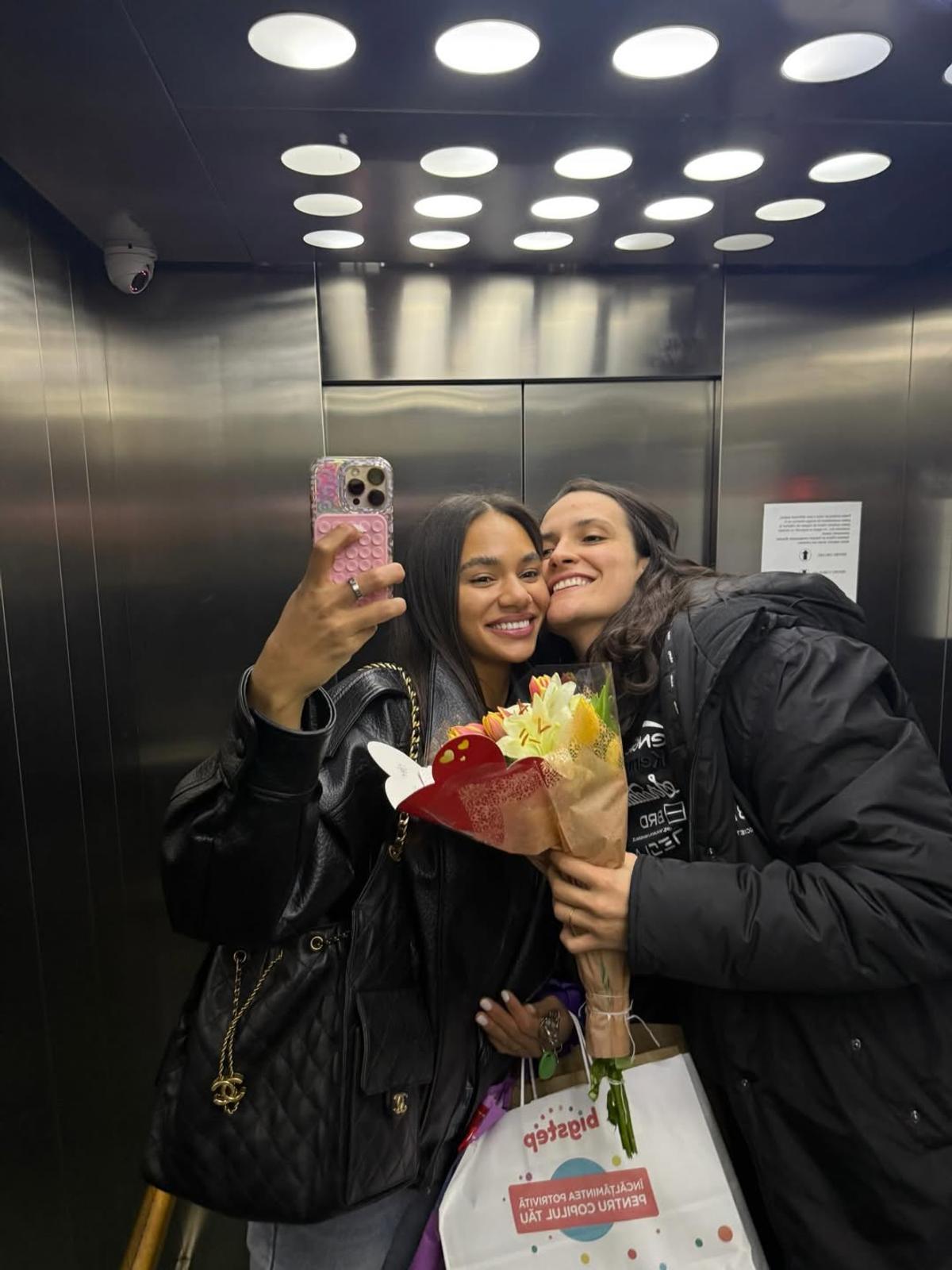Elizabeth Omoregie și iubita Gabi Moreschi s-au îmbrăcat în tricoul naționalei favorite de la Mondial