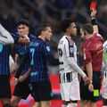 Arbitrul Federico La Penna îi arată cartonașul roșu lui Pierre Kalulu. O decizie eronată / Foto: Imago