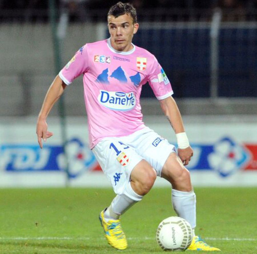 Dan Nistor la Evian Dan Nistor a jucat la Dinamo, la Craiova, dar regretă că n-a evoluat și pentru rivala lor: „Pentru fani”