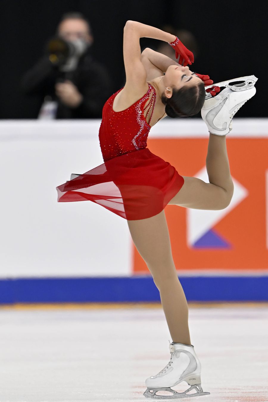 Adeliia Petrosian executând o piruetă FOTO Imago Images Enigmatica fată din Rusia » Antrenoarea Eteri Tutberidze vrea să-și continue seria de triumfuri olimpice