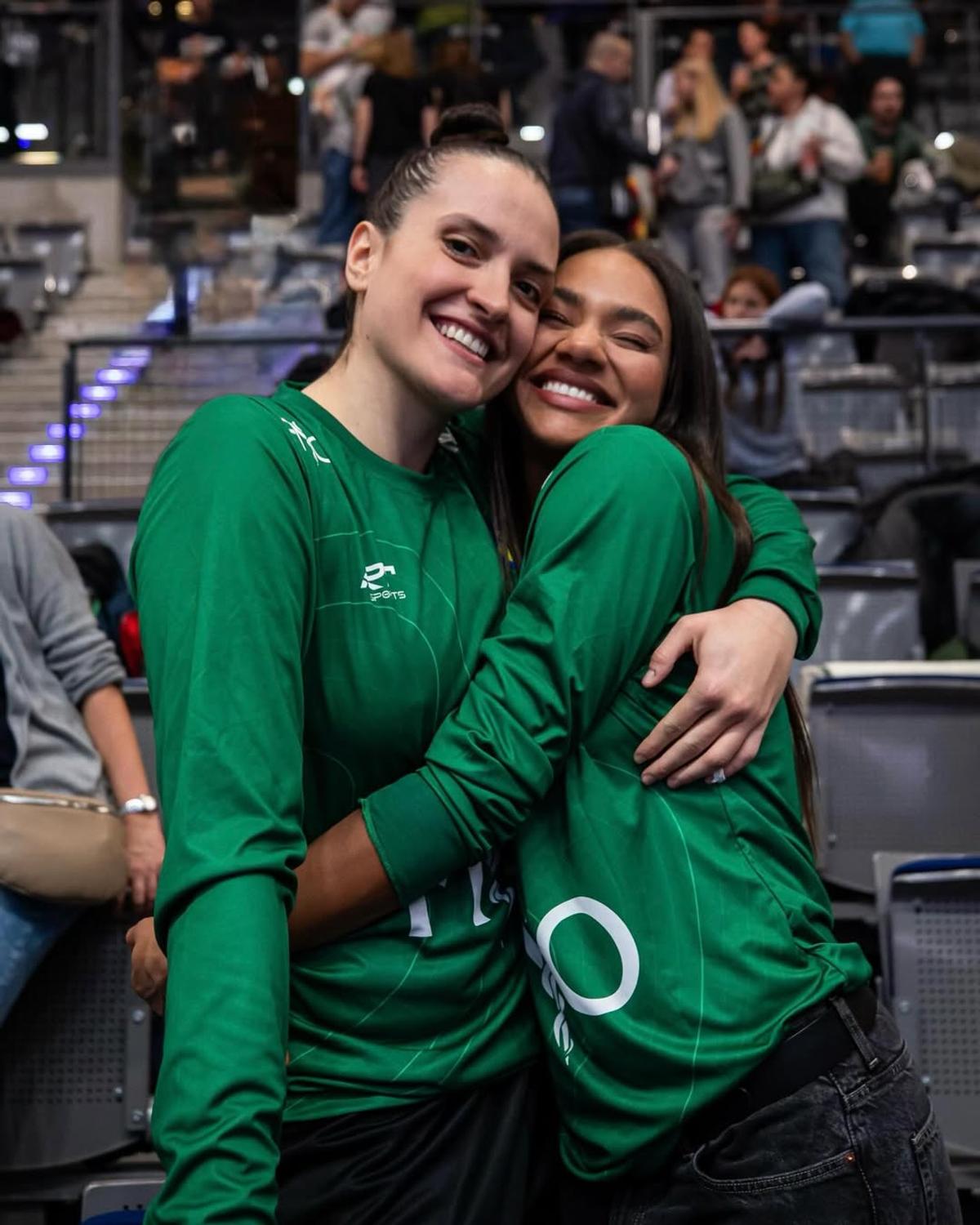 Elizabeth Omoregie și iubita Gabi Moreschi s-au îmbrăcat în tricoul naționalei favorite de la Mondial