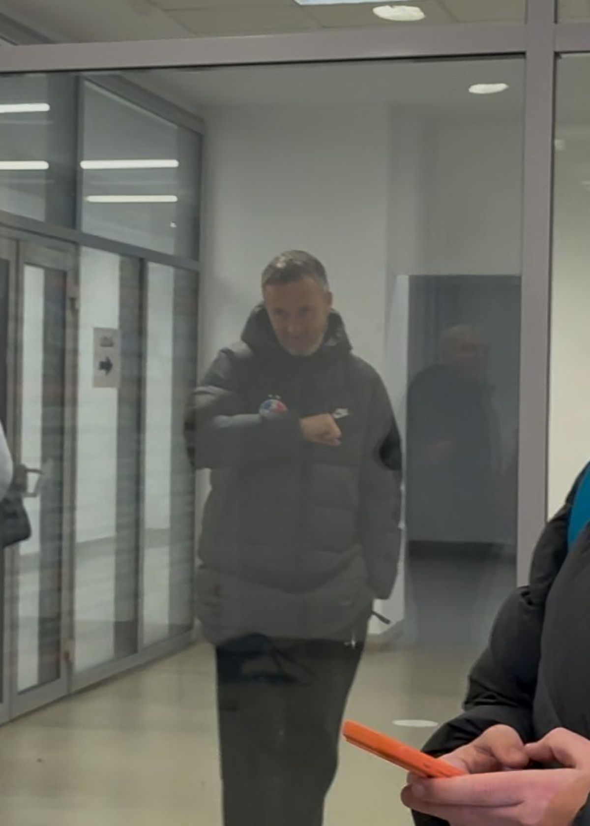 Momentul din culise cu MM Stoica » Gestul făcut în timp ce Sorin Cârțu oferea interviuri