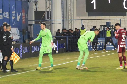 Marian Aioani (26 de ani), portarul titular al Rapidului, s-a accidentat în prima repriză a meciului cu Farul. Înlocuitorul acestuia, Dejan Iliev, a comis-o înainte de pauză/ FOTO Andrei Furnigă (GSP)