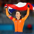 Femke Kok cu steagul național după victoria la 500m la JO 2026 Foto: Guliver/GettyImages