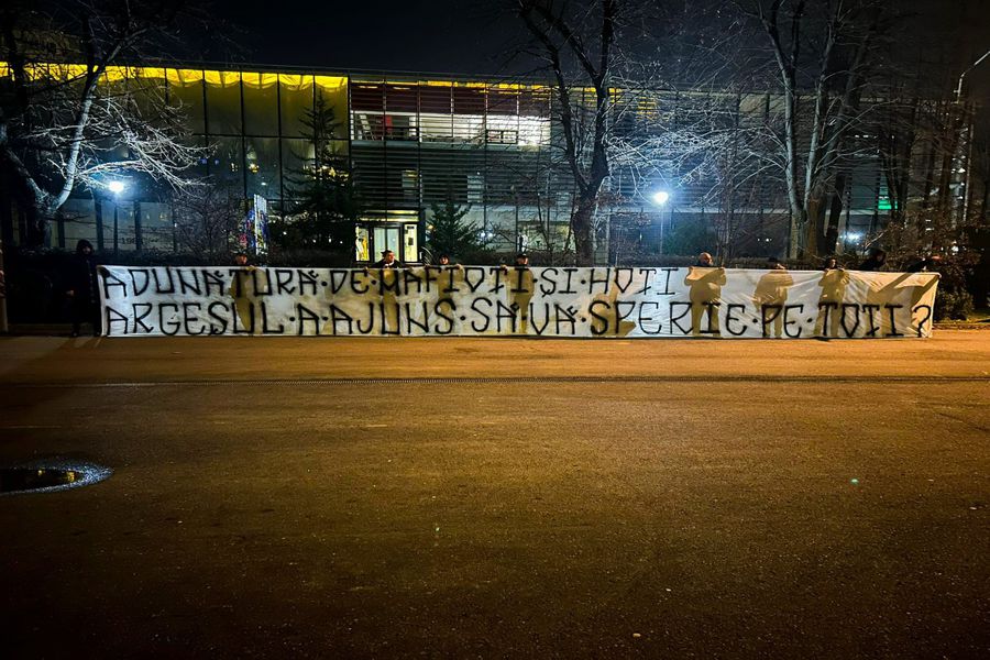 Fanii lui FC Argeș au răbufnit în fața sediului FRF: „Adunătură de mafioți și hoți!” / foto: Facebook Violet Republic Fanii lui FC Argeș au lăsat un mesaj dur în fața sediului FRF: „Adunătură de mafioți și hoți!”