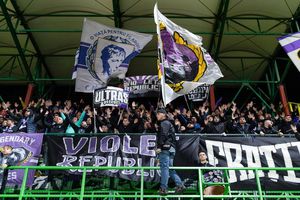 Fanii lui FC Argeș au lăsat un mesaj dur în fața sediului FRF: „Adunătură de mafioți și hoți!”