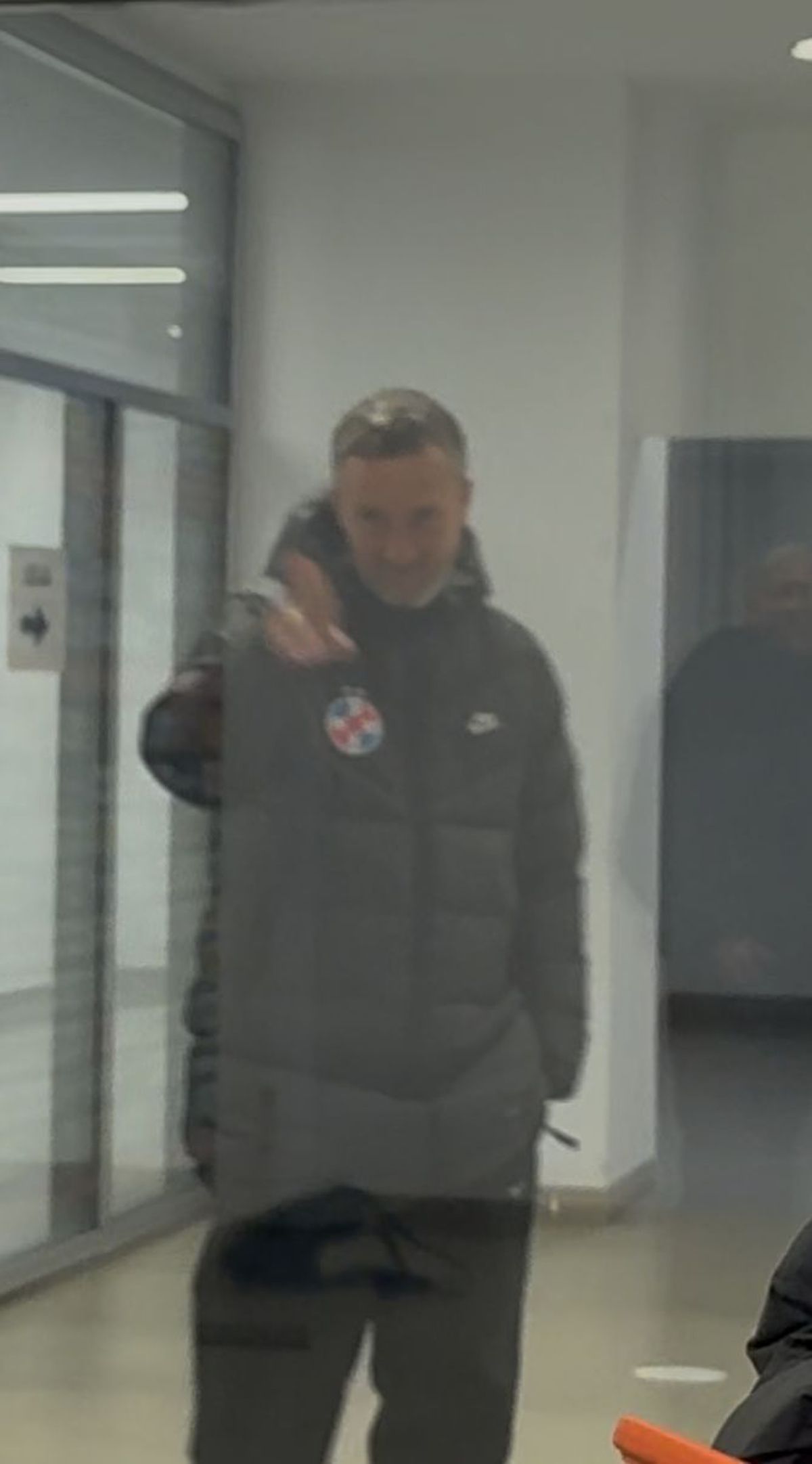 Momentul din culise cu MM Stoica » Gestul făcut în timp ce Sorin Cârțu oferea interviuri