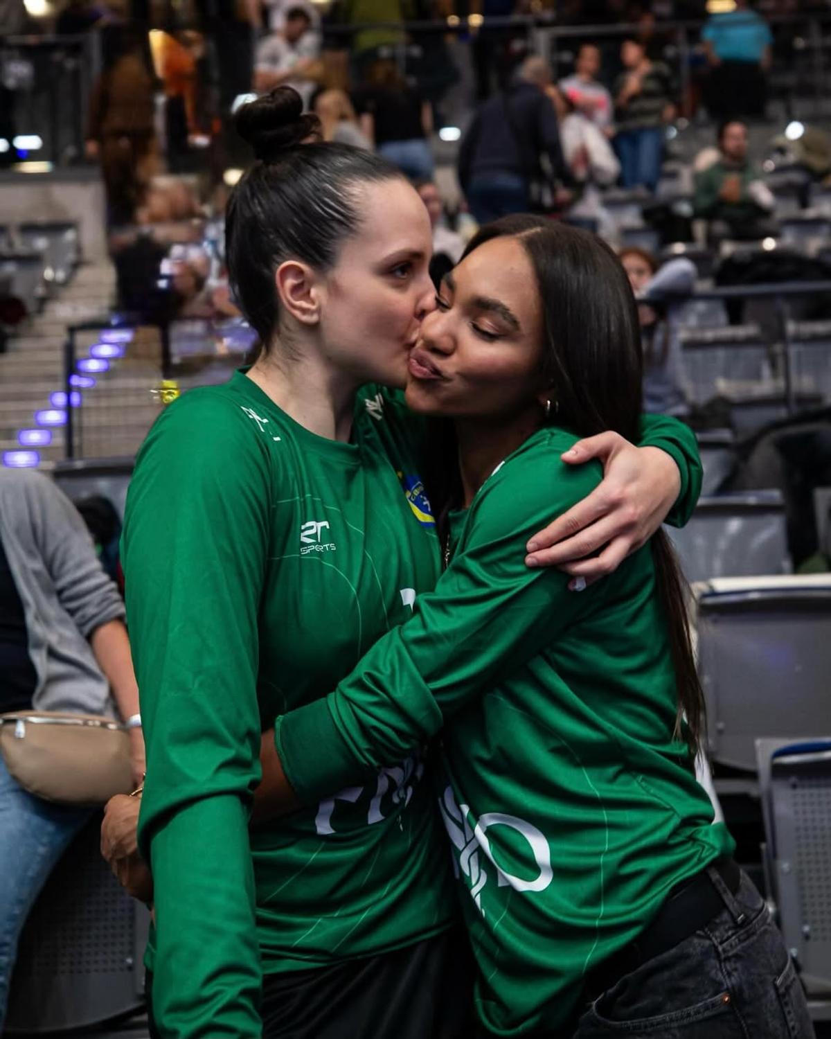 Elizabeth Omoregie și iubita Gabi Moreschi s-au îmbrăcat în tricoul naționalei favorite de la Mondial