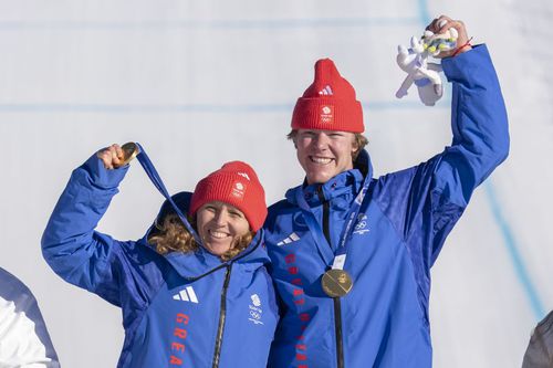 Charlotte Bankes și Huw Nightingale, campioni olimpic la snowboard cross la Milano Cortina Foto: Guliver/GettyImages