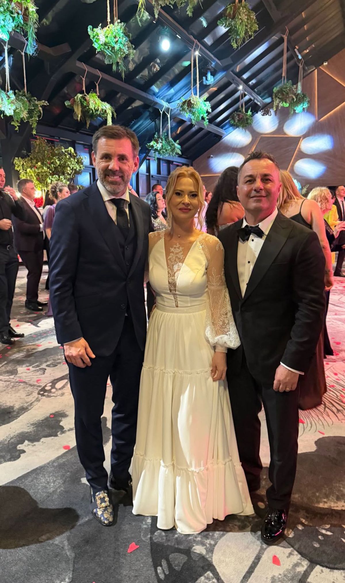 La 50 de ani, dinamovistul Florentin Petre s-a însurat a treia oară, chiar de Ziua Îndrăgostiților » Cine a furat toate privirile la petrecerea de nuntă