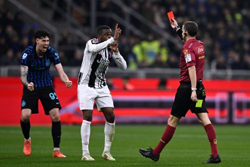 Arbitrul Federico La Penna îl elimină pe Kalulu în finalul primei reprize / Foto: Imago