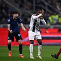 Arbitrul Federico La Penna îl elimină pe Kalulu în finalul primei reprize / Foto: Imago