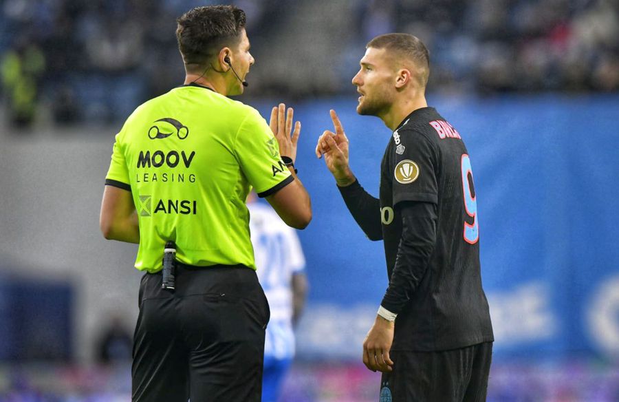 Marian Barbu i-a dat cartonaș galben lui Bîrligea/ foto: Cristi Preda (GSP) Toate fazele de arbitraj din Craiova - FCSB » De ce a fost anulat golul de 2-0: explicația din regulament