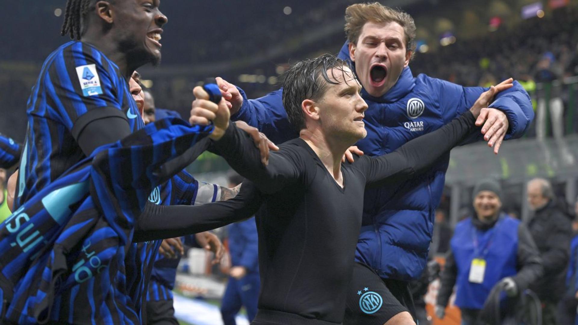 Piotr Zielinski în tricoul Inter Milano, controlând mingea în timpul meciului contra Juventus, concentrat și în acțiune ofensivă. | sursa foto: Gazeta Sporturilor