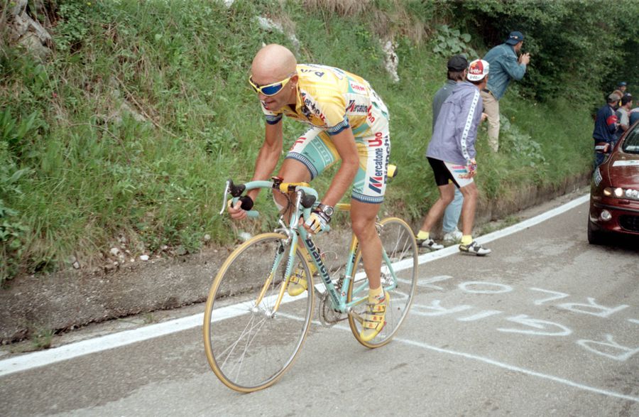 Marco Pantani onorat pe zăpadă de francezul Emilien Jacquelin, medaliat cu bronz la biatlon