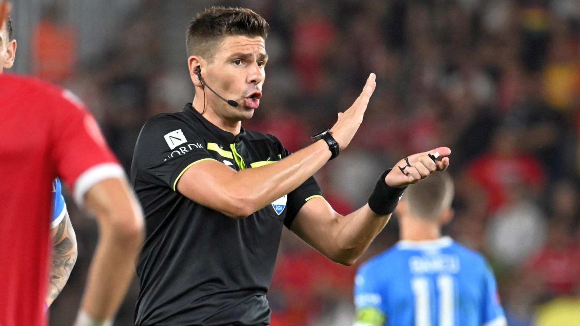 Arbitru Marian Barbu discutând cu jucători în timpul meciului Craiova FCSB, în contextul scandalului arbitraj și intervențiilor VAR Craiova FCSB. | sursa foto: Gazeta Sporturilor