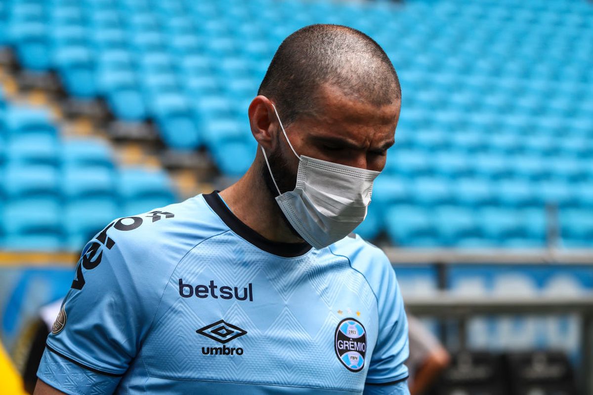 FOTO Jucătorii lui Gremio au intrat cu măști medicinale pe teren în semn de protest