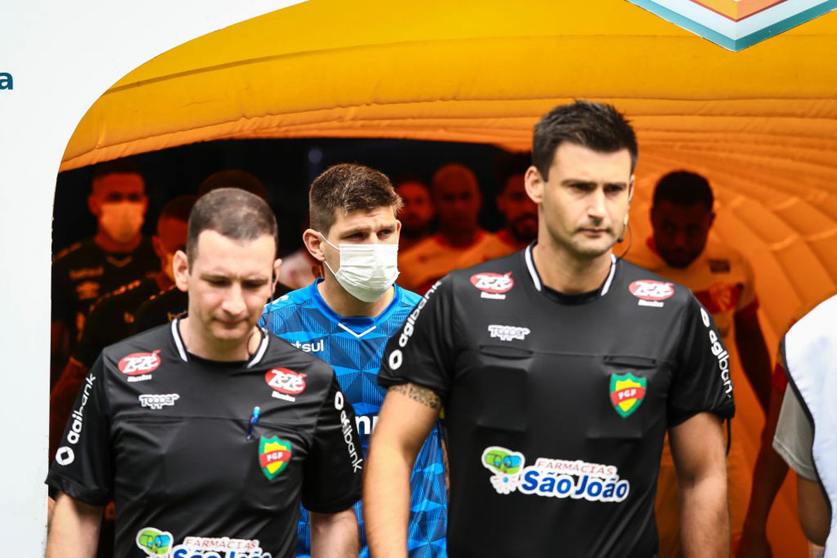 FOTO Jucătorii lui Gremio au intrat cu măști medicinale pe teren în semn de protest