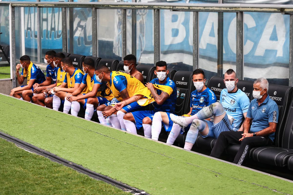 FOTO Jucătorii lui Gremio au intrat cu măști medicinale pe teren în semn de protest