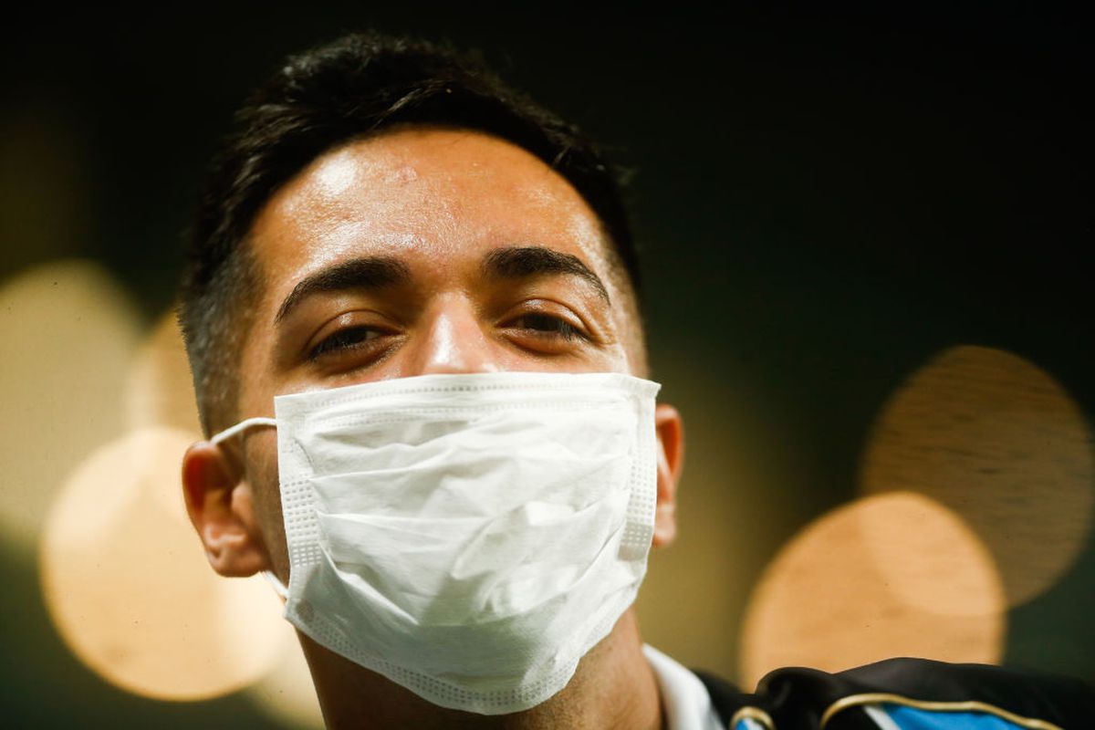 FOTO Jucătorii lui Gremio au intrat cu măști medicinale pe teren în semn de protest
